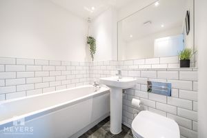 Main Bathroom- click for photo gallery